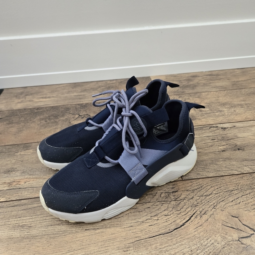 Nike Huarache City Dark Blue and White Womens Size 9 Sneakers